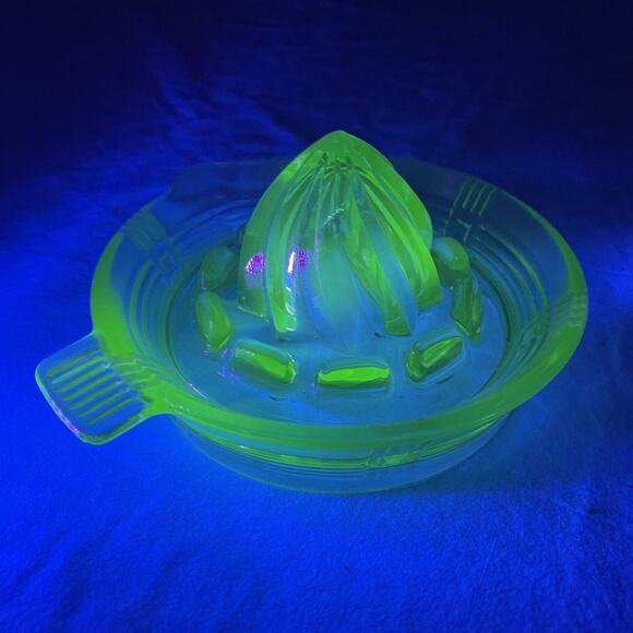 Vintage Depression Green Vaseline Uranium Glass Juicer Reamer - Picture 2 of 6